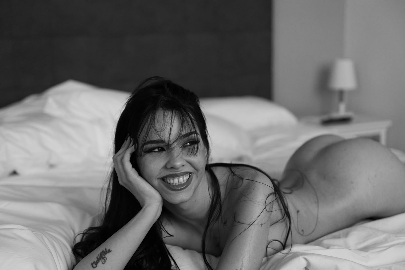 Wochenend-Workshop mit Nami Vibes — angedeuteter Akt auf dem Bett, Schwarzweiß